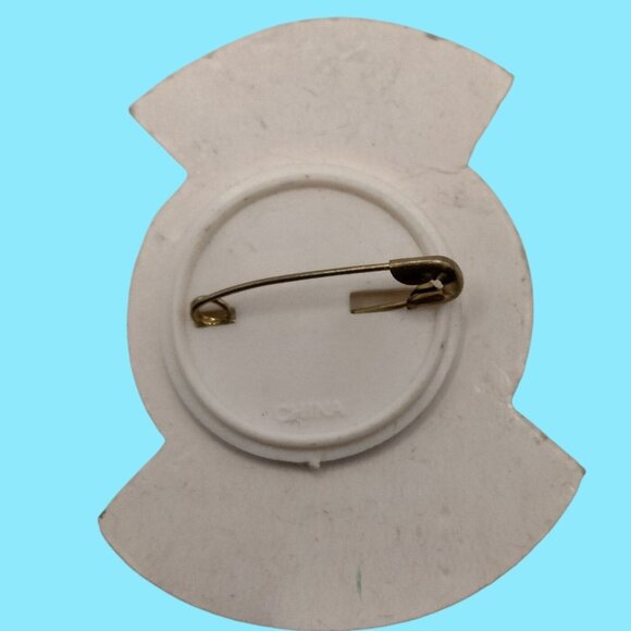 Bear ry Christmas Polar Bear Pin Badge - Picture 2 of 3